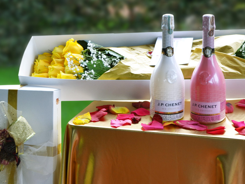 Caja de 24 Rosas más Variedad en Licores
