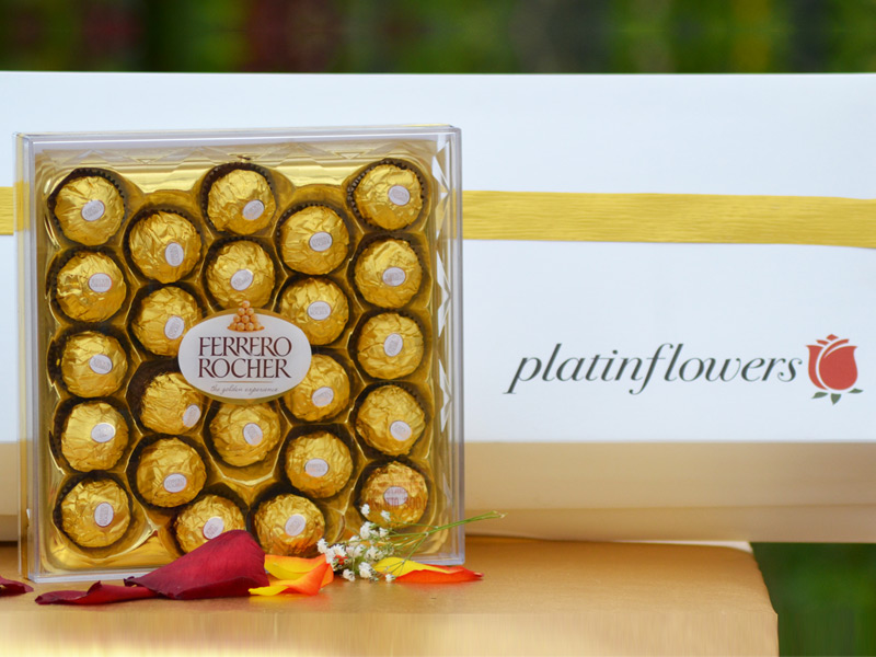 Caja de 12 Rosas más Oso Peluche Pequeño más Estuche Chocolates Ferrero Diamante X 24.