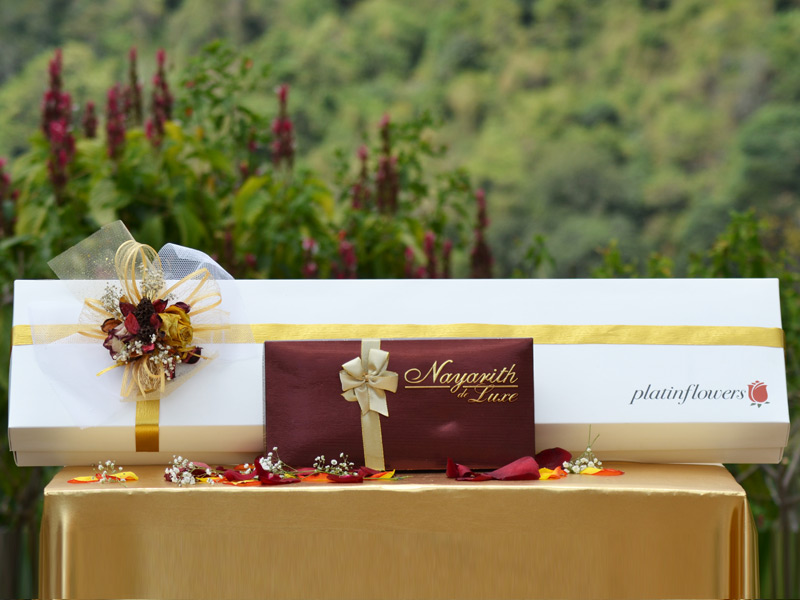 Caja de 12 Rosas más Botella de Crema Baileys más Trufas Nayarith en Estuche Rojo.