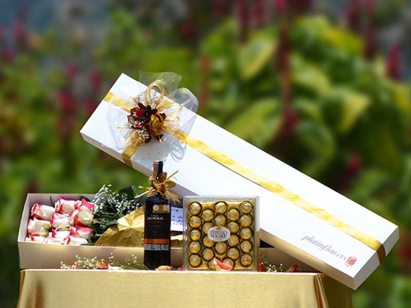 Caja de 12 Rosas más Chocolates Estuche Ferrero Diamante más Vino Argentino Gran Reserva