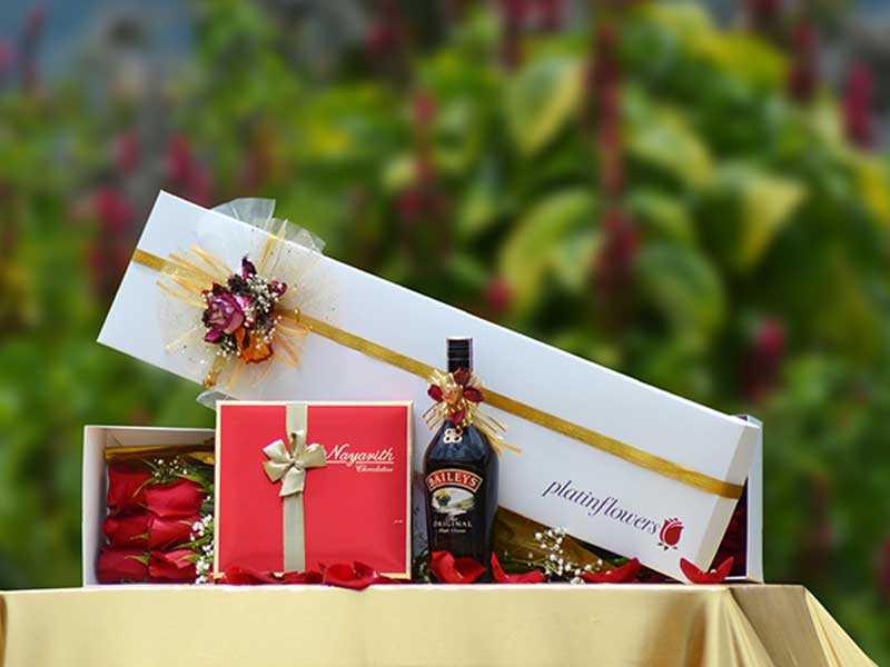 Caja de 12 Rosas más Botella de Crema Baileys más Trufas Nayarith en Estuche Rojo