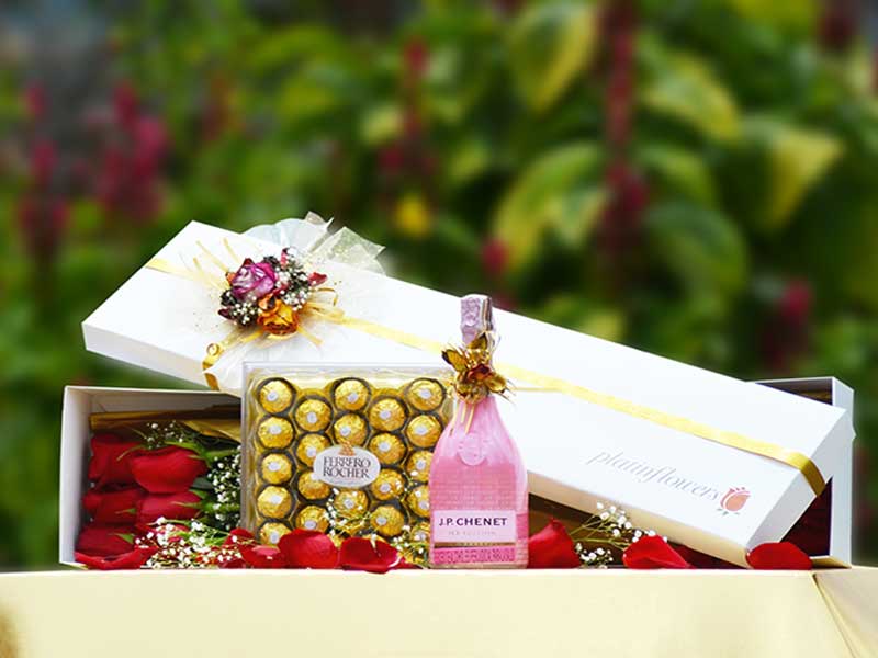 Caja de 12 Rosas + Estuche Chocolates Ferrero Diamante X 24 + Espumante