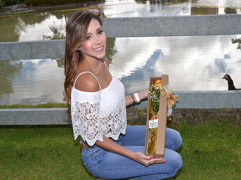 Celébrale el día a tu secretaria regalándole una caja de rosas.