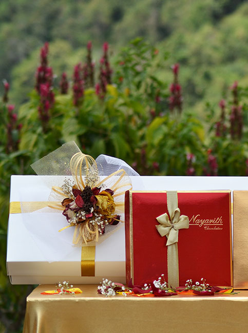 Caja de 12 Rosas más Chocolates o Trufas.