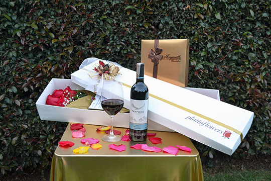 Caja de 12 Rosas + Botella de Crema Baileys + Trufas Nayarith en Estuche Rojo