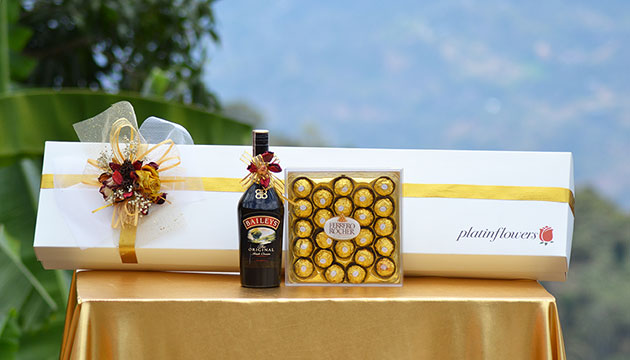 Caja de 12 Rosas + Chocolates Estuche Ferrero Diamante + Vino Argentino Gran Reserva